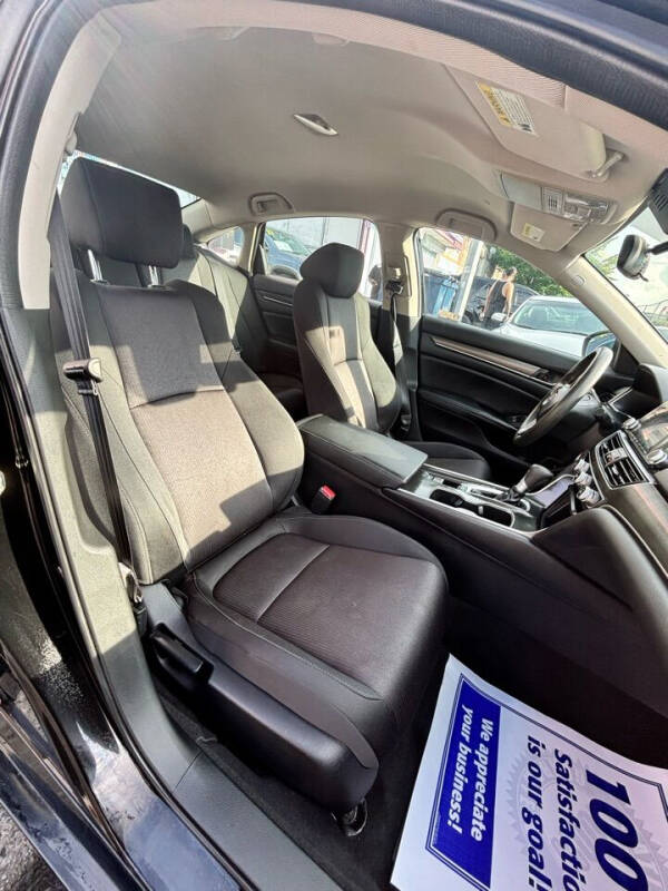 
								2018 Honda Accord LX full									