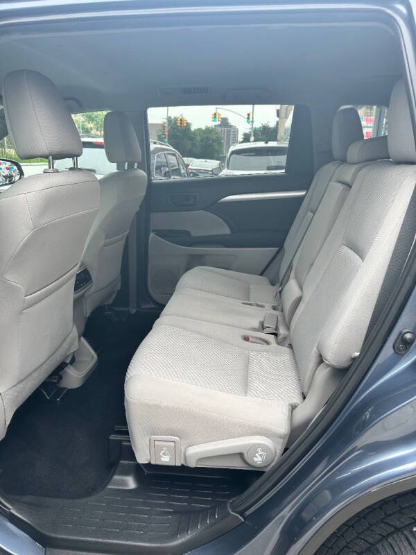 
								2019 Toyota Highlander LE full									