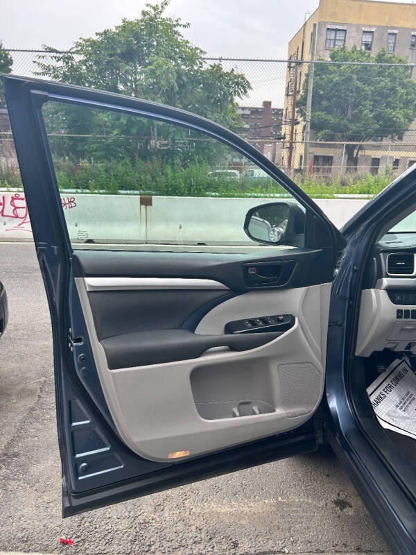 
								2019 Toyota Highlander LE full									