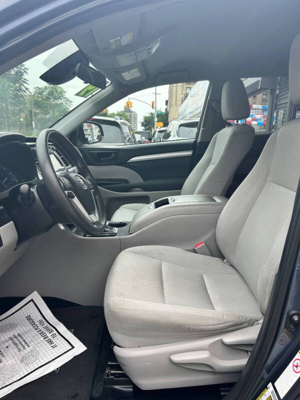 
								2019 Toyota Highlander LE full									