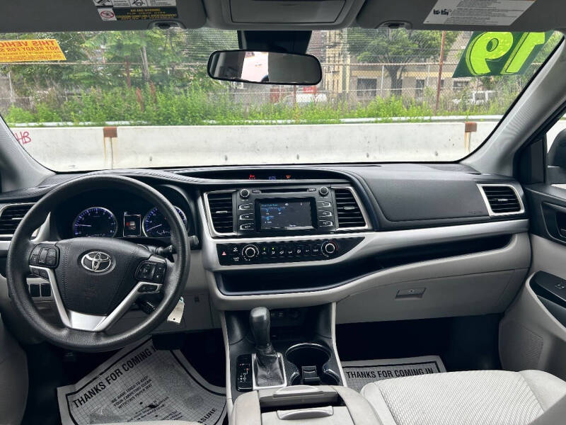 
								2019 Toyota Highlander LE full									