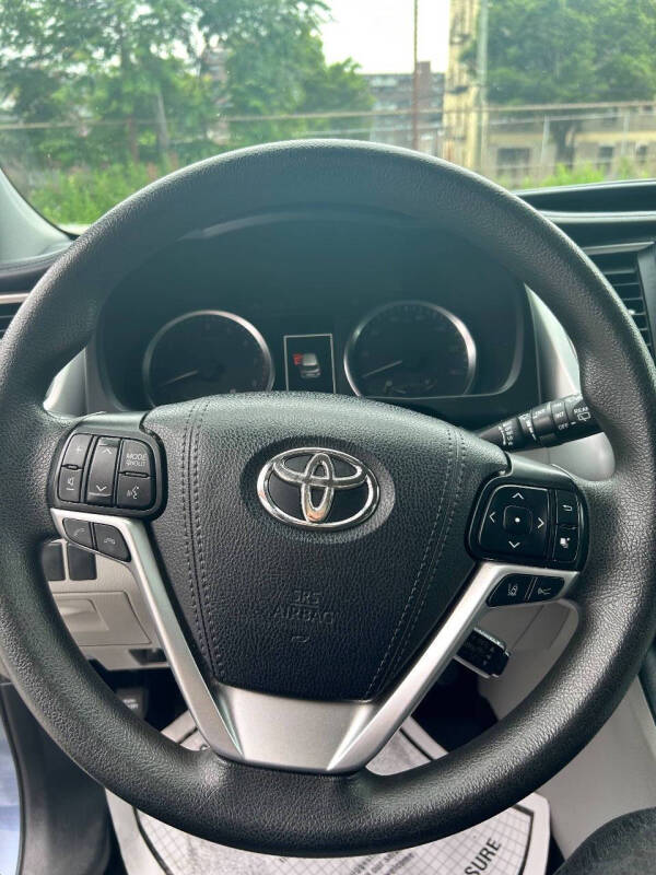 
								2019 Toyota Highlander LE full									