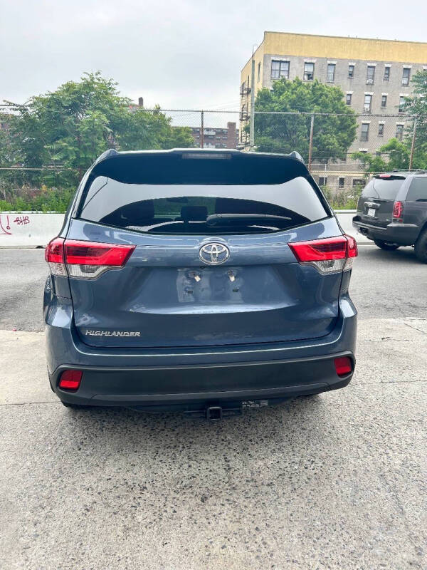 
								2019 Toyota Highlander LE full									