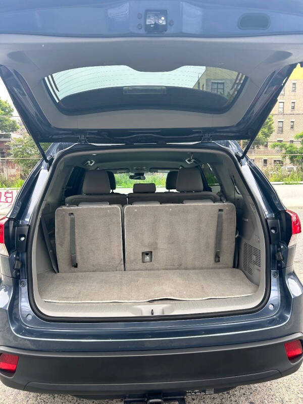 
								2019 Toyota Highlander LE full									