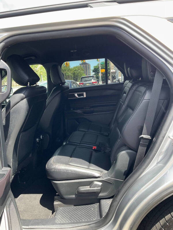 
								2020 Ford Explorer XLT full									