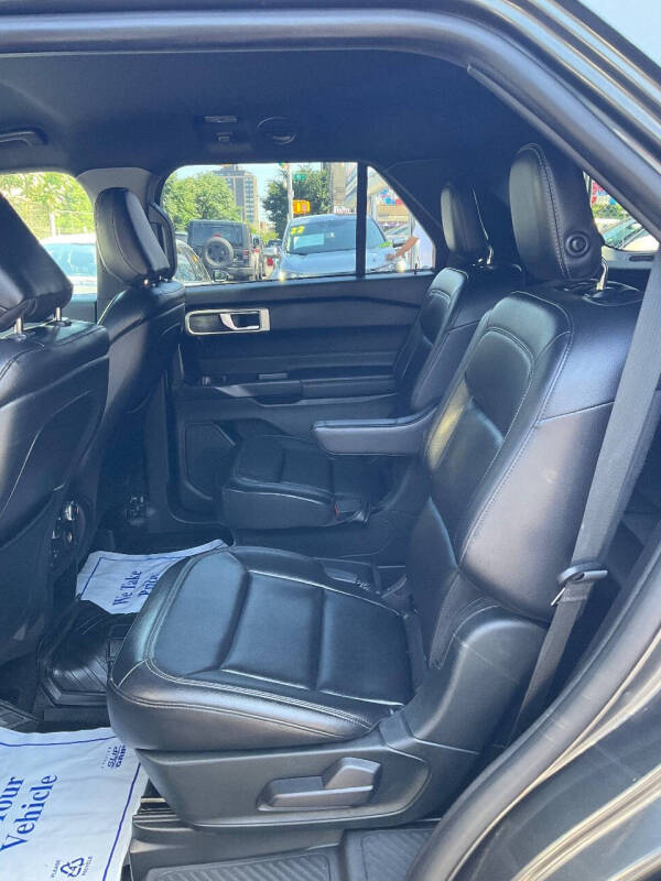 
								2020 Ford Explorer XLT full									