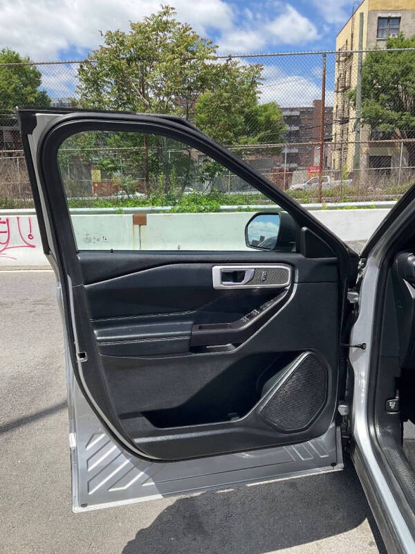 
								2020 Ford Explorer XLT full									