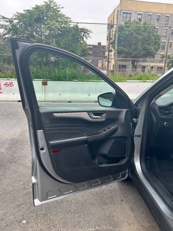 
								2021 Ford Escape SE full									