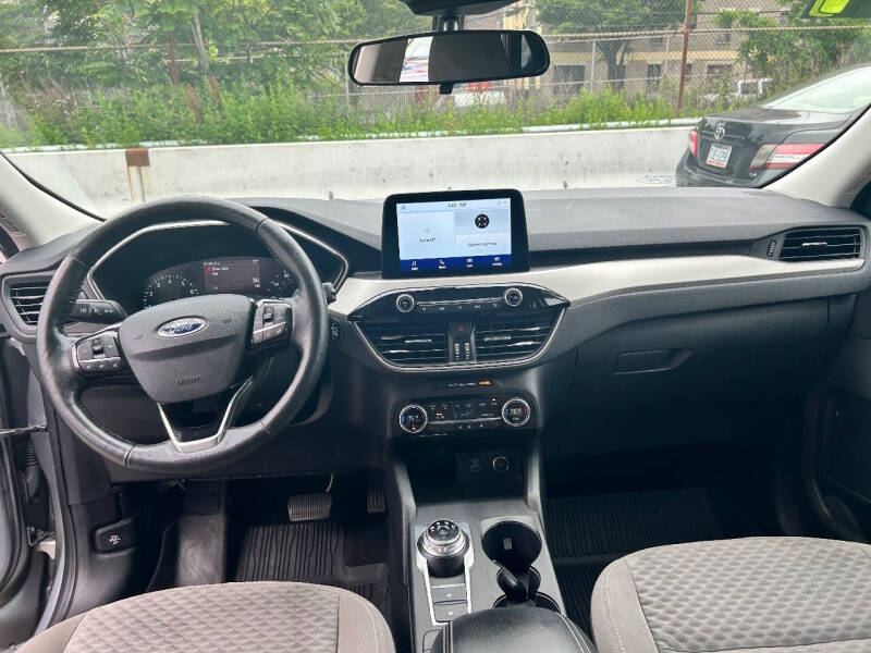 
								2021 Ford Escape SE full									