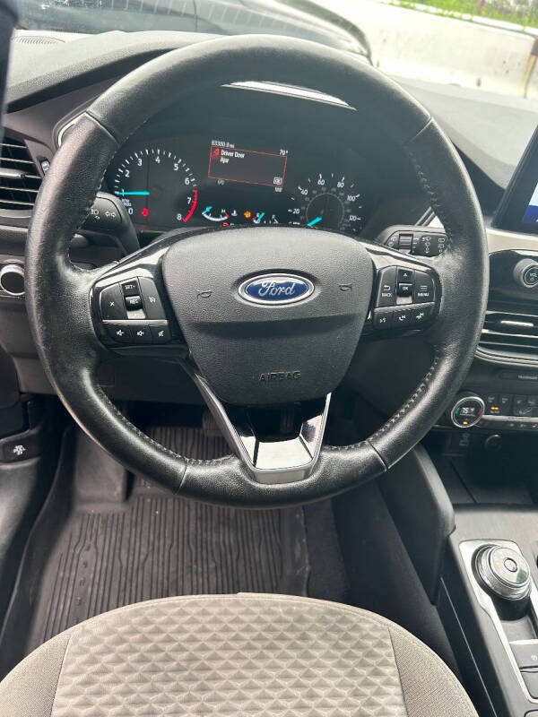 
								2021 Ford Escape SE full									