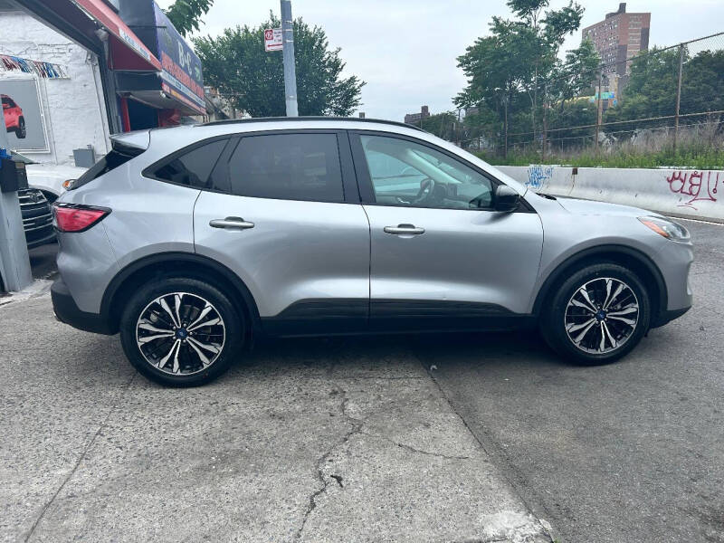 
								2021 Ford Escape SE full									
