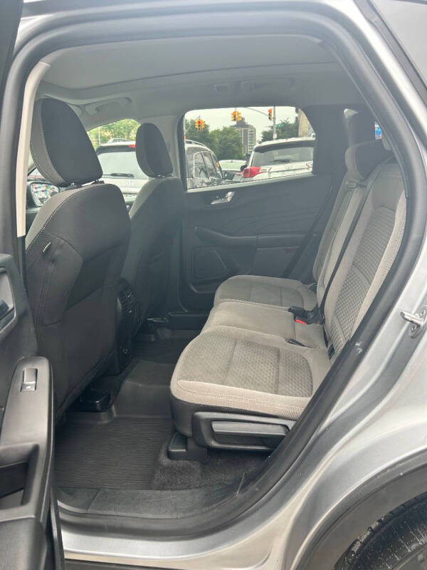 
								2021 Ford Escape SE full									