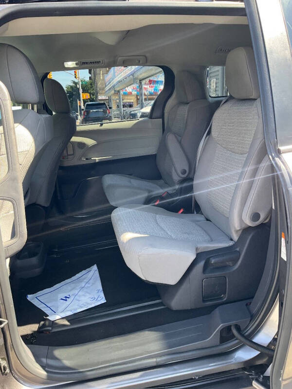 
								2022 Toyota Sienna LE 8-Passenger full									