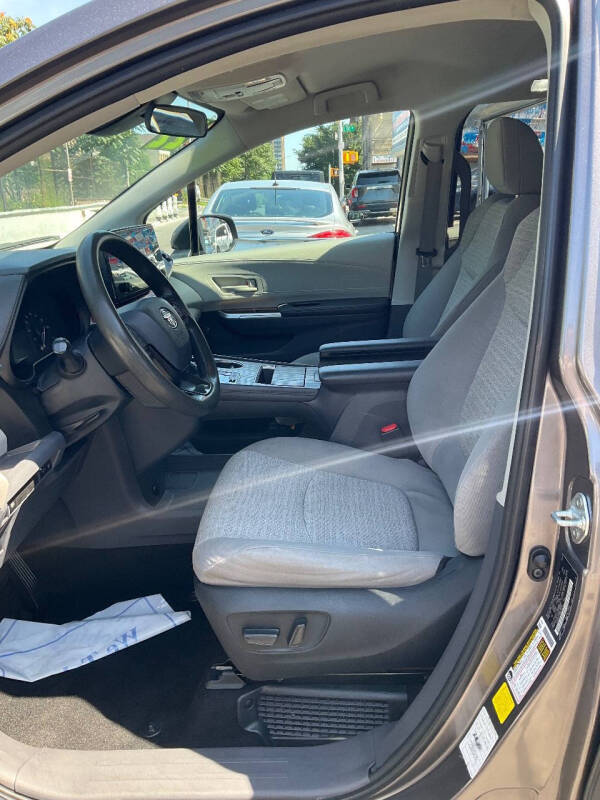 
								2022 Toyota Sienna LE 8-Passenger full									