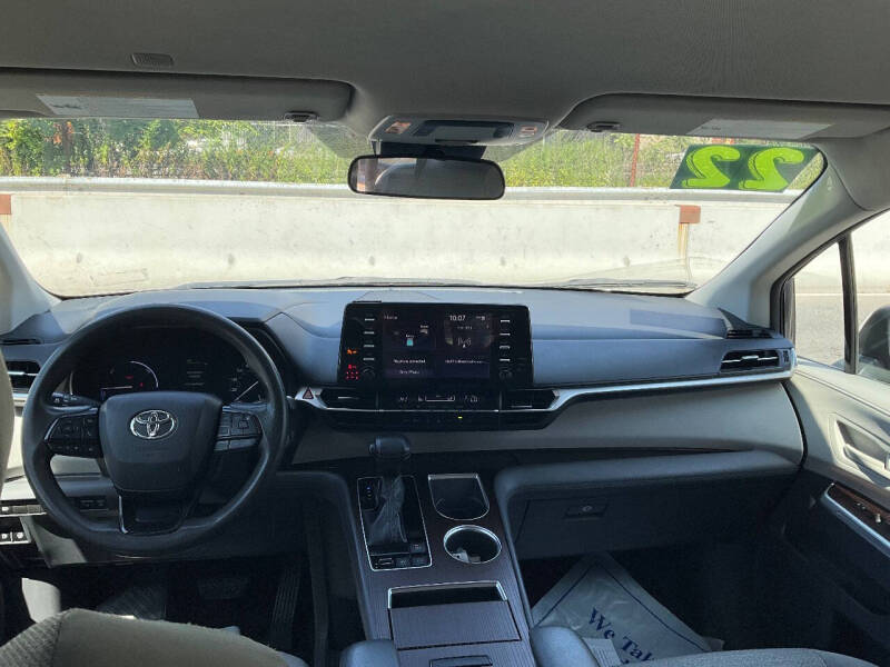 
								2022 Toyota Sienna LE 8-Passenger full									