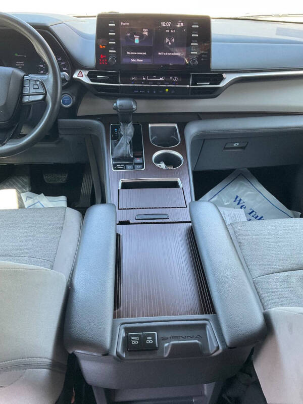 
								2022 Toyota Sienna LE 8-Passenger full									