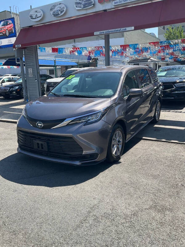 
								2022 Toyota Sienna LE 8-Passenger full									