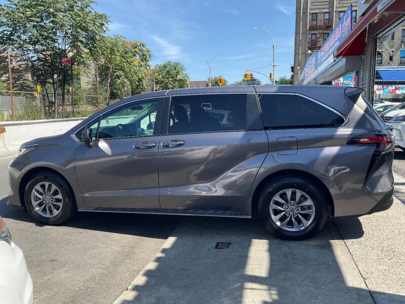 
								2022 Toyota Sienna LE 8-Passenger full									