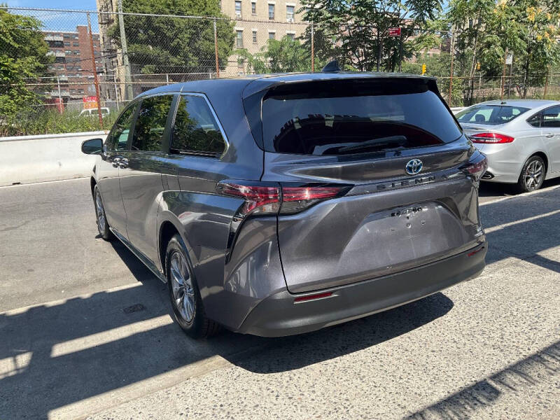 
								2022 Toyota Sienna LE 8-Passenger full									