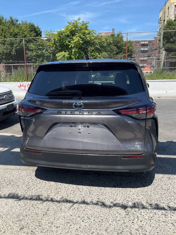 
								2022 Toyota Sienna LE 8-Passenger full									