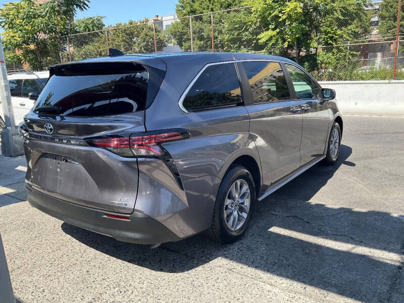 
								2022 Toyota Sienna LE 8-Passenger full									