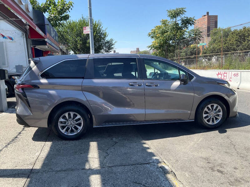 
								2022 Toyota Sienna LE 8-Passenger full									