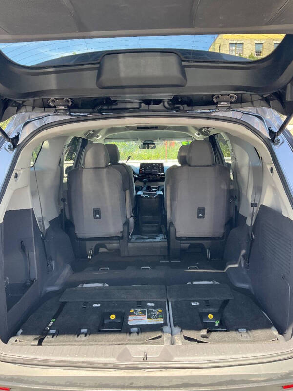 
								2022 Toyota Sienna LE 8-Passenger full									