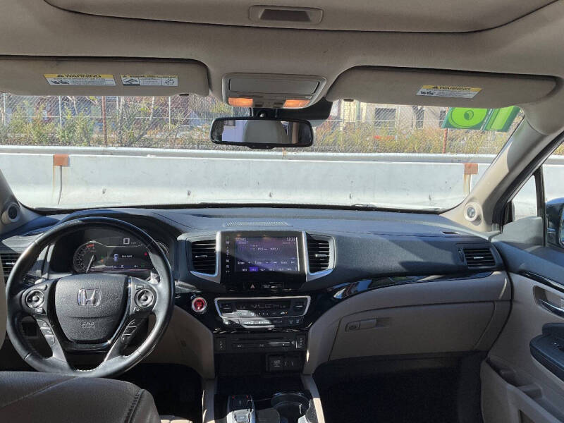 
								2016 Honda Pilot Touring 4dr SUV full									