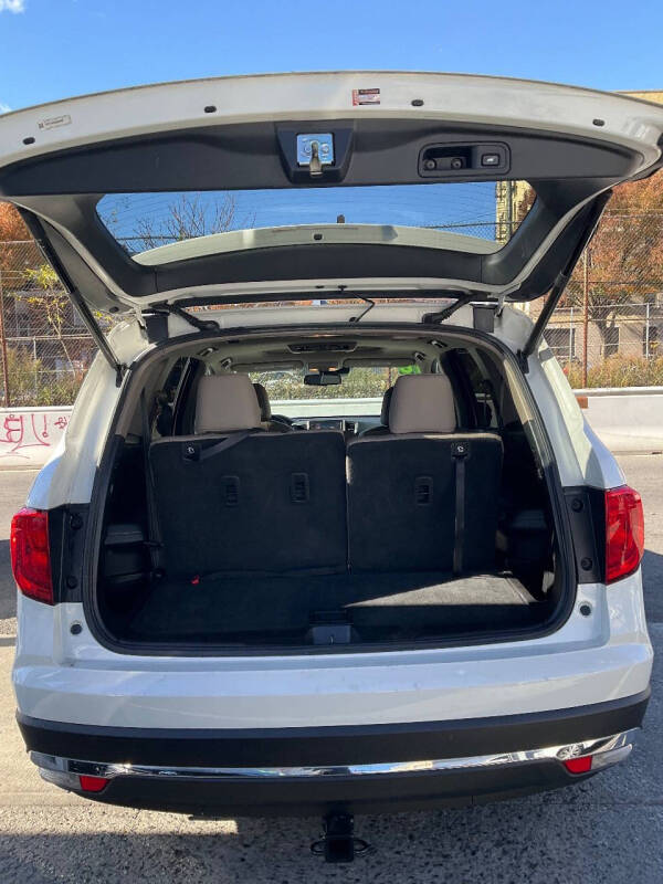 
								2016 Honda Pilot Touring 4dr SUV full									