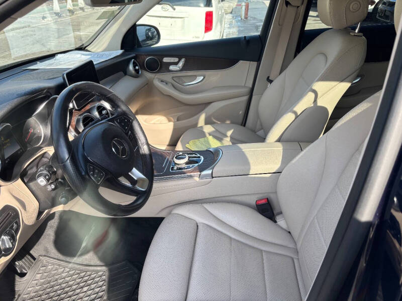 
								2019 Mercedes-Benz GLC GLC 300 4MATIC AWD GLC 300 4MATIC 4dr SUV full									