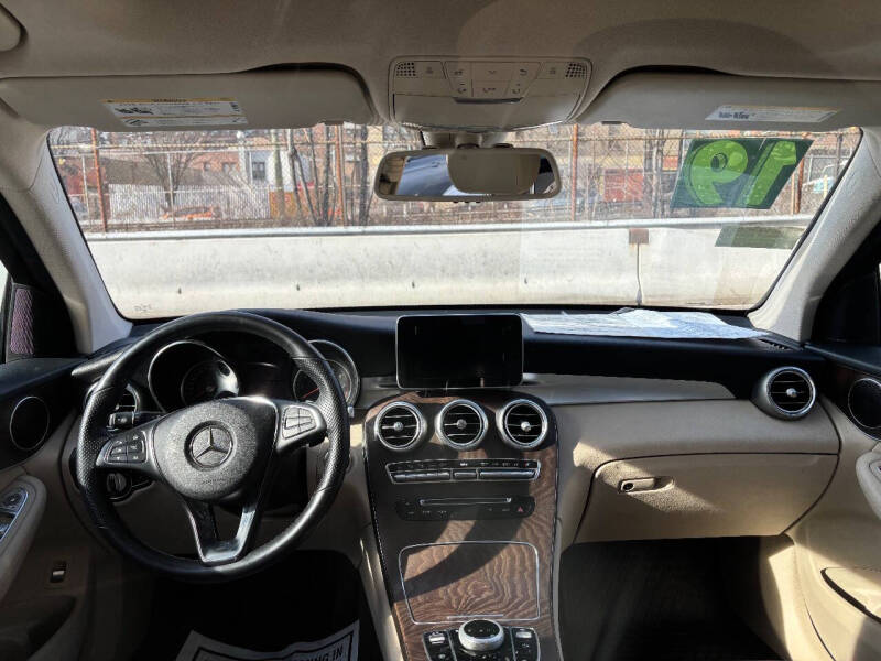 
								2019 Mercedes-Benz GLC GLC 300 4MATIC AWD GLC 300 4MATIC 4dr SUV full									