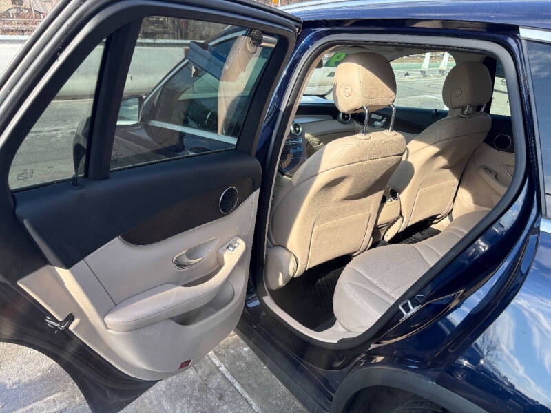 
								2019 Mercedes-Benz GLC GLC 300 4MATIC AWD GLC 300 4MATIC 4dr SUV full									