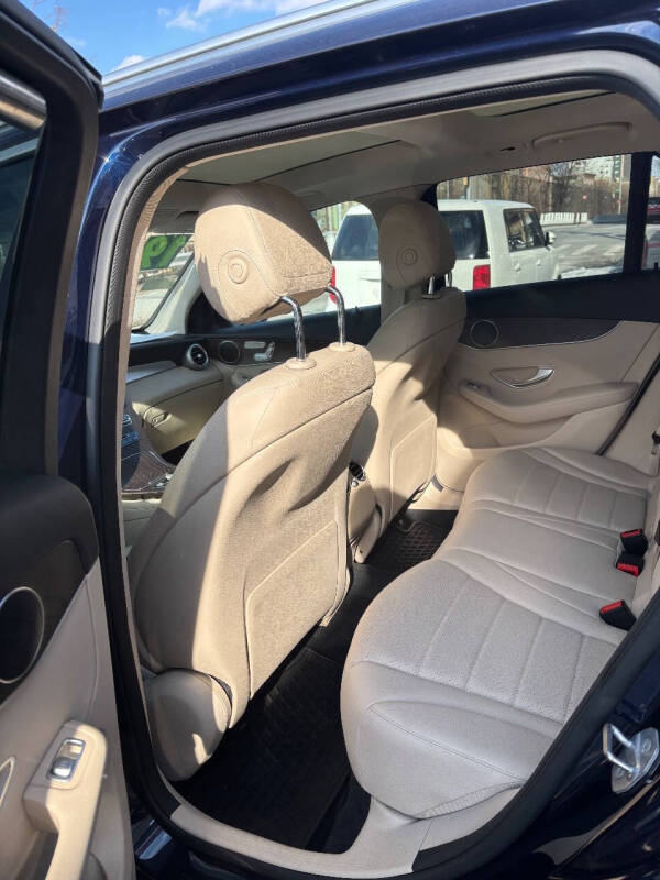 
								2019 Mercedes-Benz GLC GLC 300 4MATIC AWD GLC 300 4MATIC 4dr SUV full									