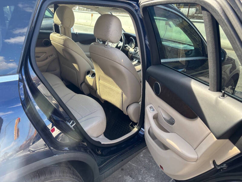 
								2019 Mercedes-Benz GLC GLC 300 4MATIC AWD GLC 300 4MATIC 4dr SUV full									