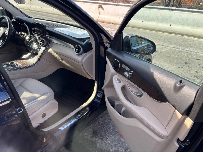 
								2019 Mercedes-Benz GLC GLC 300 4MATIC AWD GLC 300 4MATIC 4dr SUV full									