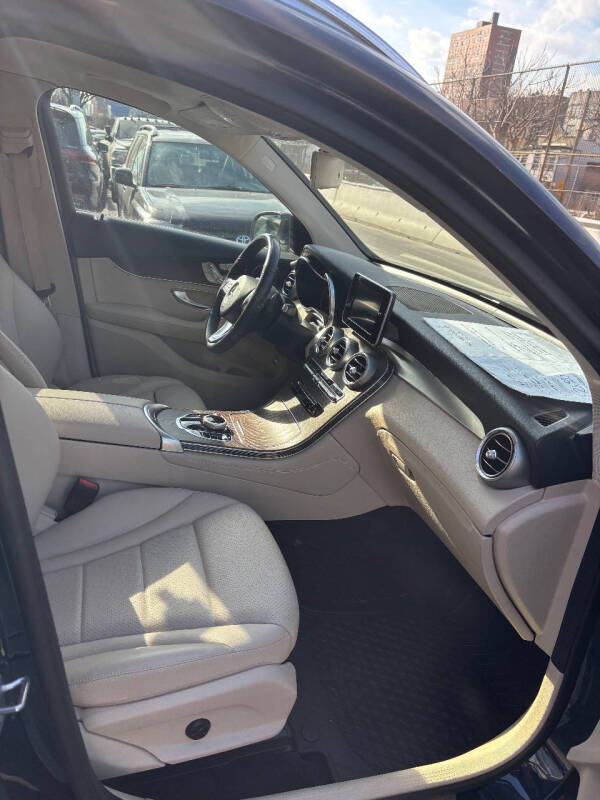 
								2019 Mercedes-Benz GLC GLC 300 4MATIC AWD GLC 300 4MATIC 4dr SUV full									