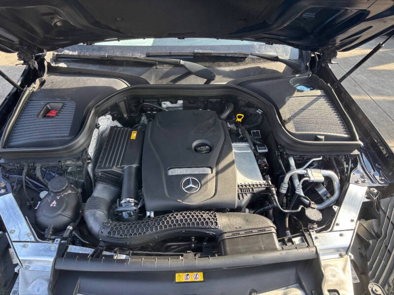 
								2019 Mercedes-Benz GLC GLC 300 4MATIC AWD GLC 300 4MATIC 4dr SUV full									