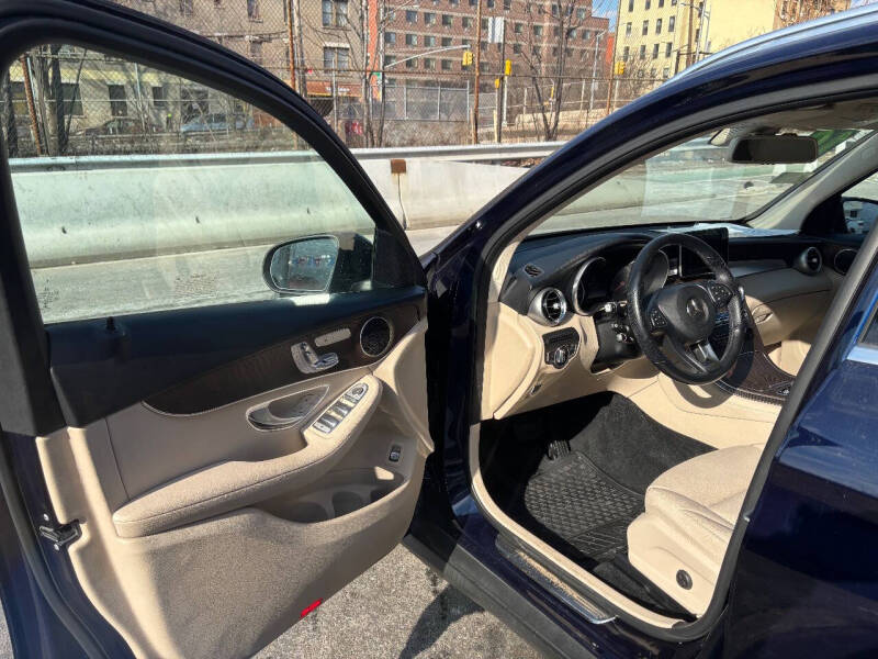 
								2019 Mercedes-Benz GLC GLC 300 4MATIC AWD GLC 300 4MATIC 4dr SUV full									