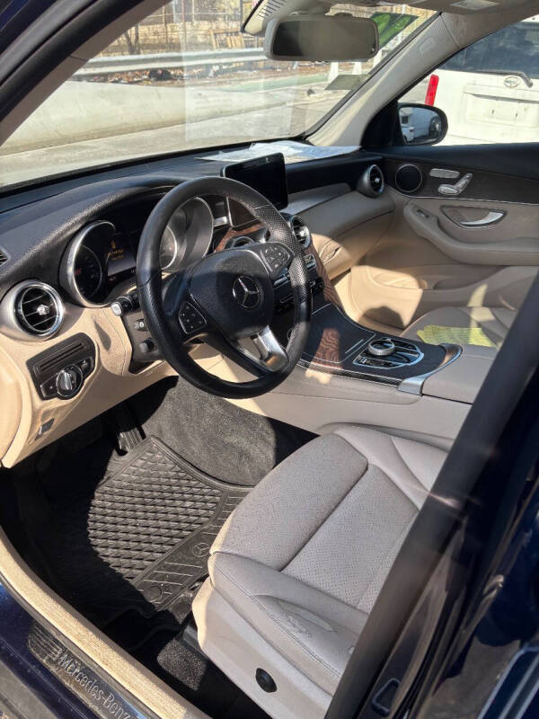 
								2019 Mercedes-Benz GLC GLC 300 4MATIC AWD GLC 300 4MATIC 4dr SUV full									