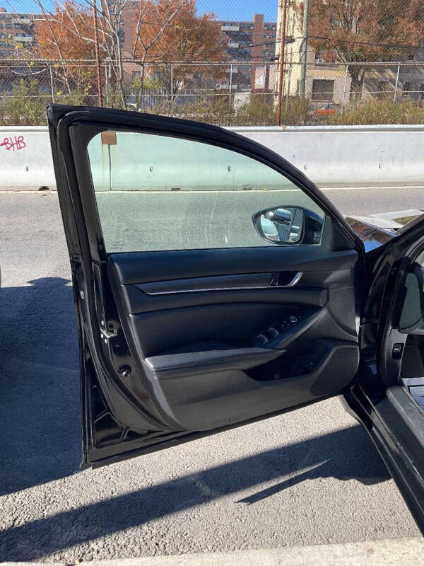 
								2020 Honda Accord LX LX 4dr Sedan full									