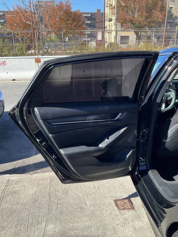 
								2020 Honda Accord LX LX 4dr Sedan full									